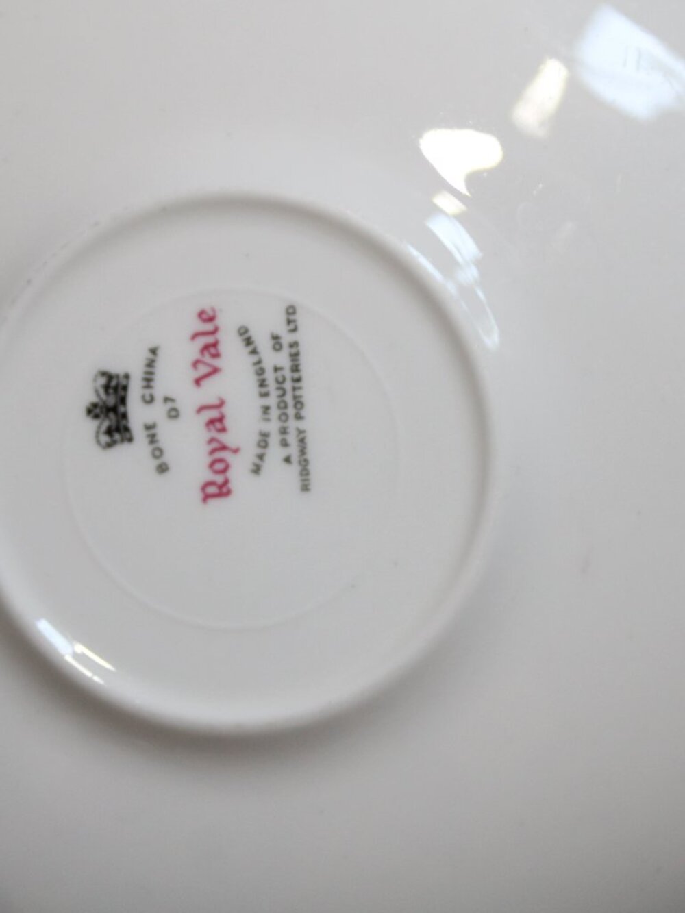 Vintage/MCM Royal Vale Red Roses White China Saucer w/ Gold Rims - Picture 4 of 14